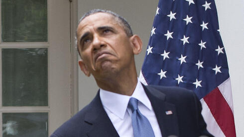 חייל מחזיק מטרייה מעל ברק אובמה , 2013