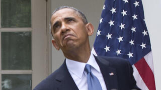 חייל מחזיק מטרייה מעל ברק אובמה , 2013