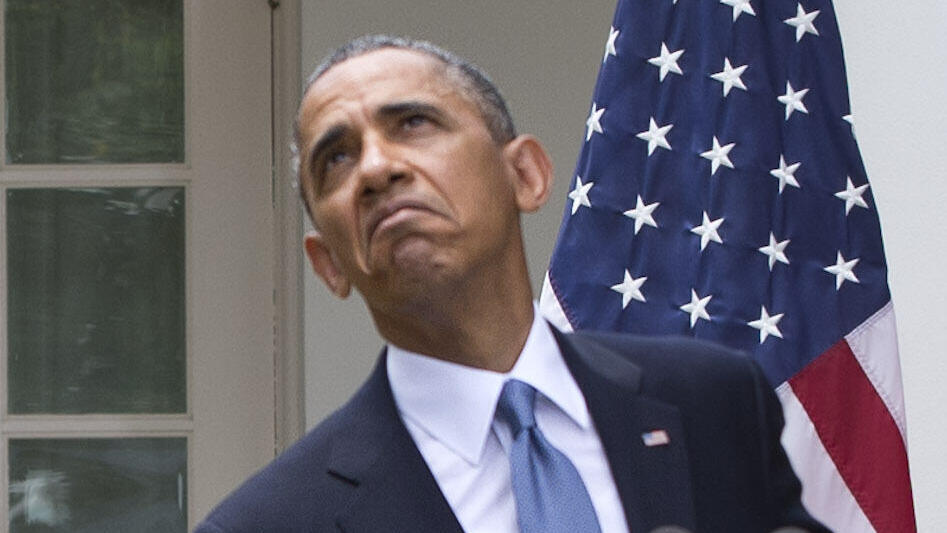 חייל מחזיק מטרייה מעל ברק אובמה , 2013