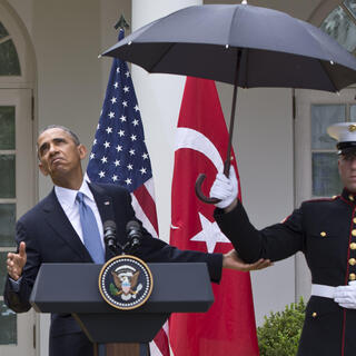 חייל מחזיק מטרייה מעל ברק אובמה , 2013