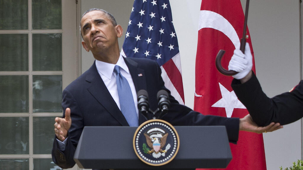 חייל מחזיק מטרייה מעל ברק אובמה , 2013