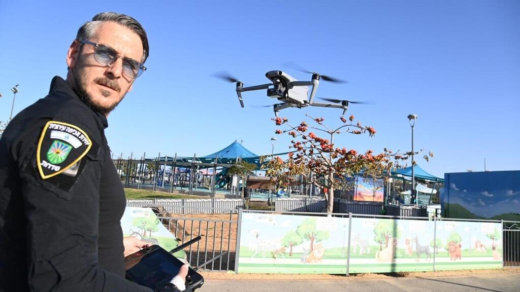 הרחפן בפעולה ליד גינת כלבים