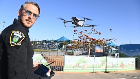 הרחפן בפעולה ליד גינת כלבים