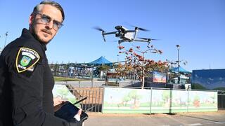 הרחפן בפעולה ליד גינת כלבים