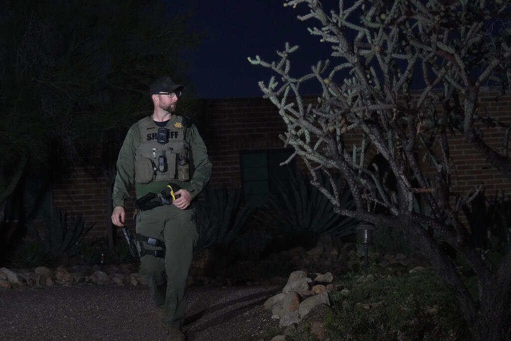 שוטרים עורכים חיפוש באזור ביתה של ננסי גאת'רי שנחטפה טוסון אריזונה ארה"ב