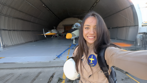 נעמי לפני העלייה למטוס