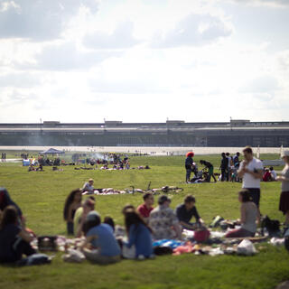 גרמנים נופשים בפארק בברלין