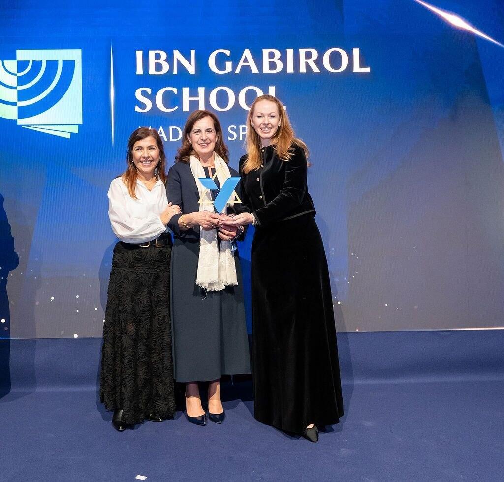 Yael Poliavich, co-founder of the Yael Foundation, presents the Yael Award for Academic Excellence to Madrid’s Ibn Gabirol School. Receiving the award, Ms. Estrella Bengio, President of the Jewish Community of Madrid and Luna Alfón Coriat, Director of the Ibn Gabirol School 