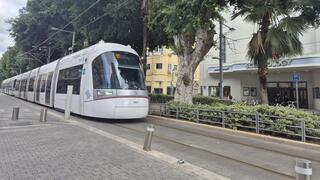 הרכבת הקלה. שימושית למדי בין מוקדי התיירות בתל אביב, אך למרבה הצער לא בשבת