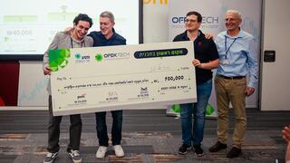 מימין לשמאל: האלוף במיל' רם רוטברג, מייסד מסע אל האופק, המנטור אלון שחק, אביו של מיכאל פז ומיכאל הזוכה