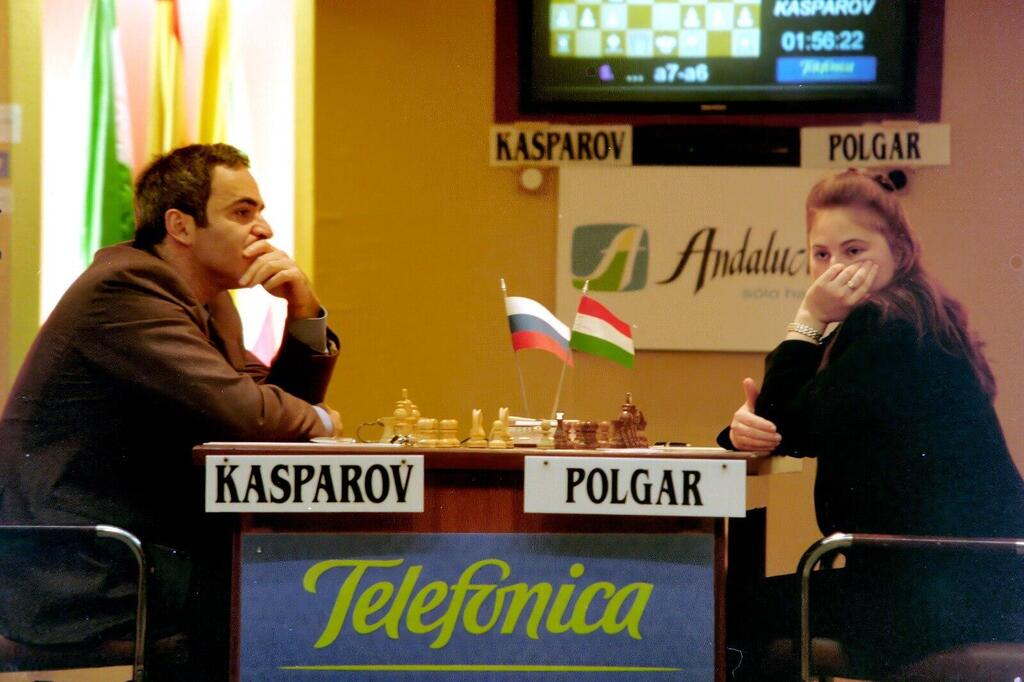 Polgar and Garry Kasparov (Photo: Netflix) ג'ודית פולגאר וגארי קספרוב