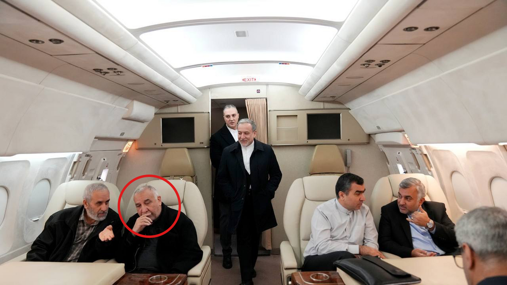 מוחמד אבראהים טאהריאן-פארד שמסומן בתמונה לצד שר החוץ של איראן עבאס עראקצ'י בטיסה ל ביירות לבנון ב 8 בינואר שבה נטען כי הוברחו כספים ל חיזבאללה