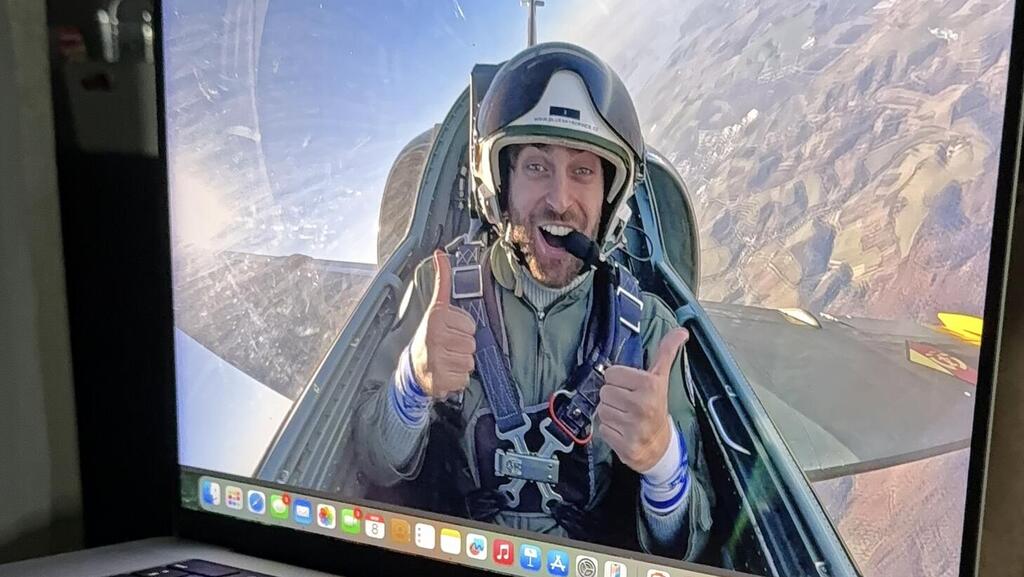 מקס נהנה ממתנת יום ההולדת