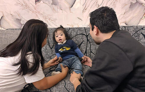 "מה יקרה לו כשייגמר לנו הכסף?". לוקאס והוריו