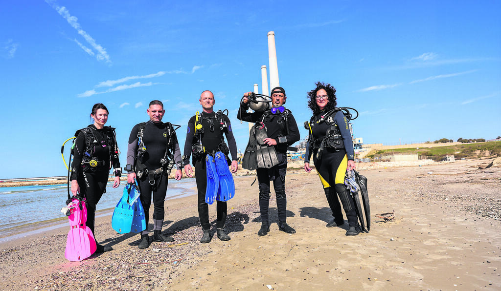 The divers, from right: Dafna Blum-Zeira, Shay Gispan, Eliran Ovadia, Adir Magen and Michal Nigkar (Photo: Elad Gershgoren) הצוללים, מימין: דפנה בלום־זעירא, שי גיספן, אלירן עובדיה, אדיר מגן ומיכל ניגקר