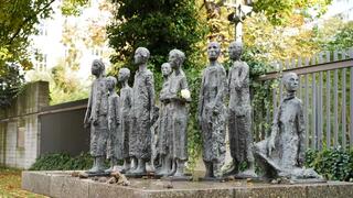 אנדרטה לקורבנות הפאשיזם היהודים בבית הקברות היהודי הישן ברובע מיטה בברלין