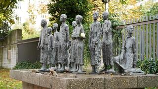 אנדרטה לקורבנות הפאשיזם היהודים בבית הקברות היהודי הישן ברובע מיטה בברלין