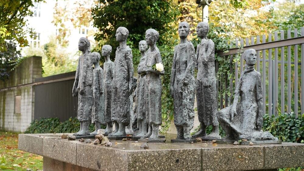 אנדרטה לקורבנות הפאשיזם היהודים בבית הקברות היהודי הישן ברובע מיטה בברלין