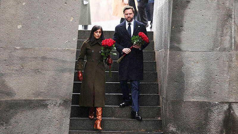 סגן נשיא ארה"ב ג'יי די ואנס ורעייתו אושה באנדרטה לזכר קורבנות רצח העם הארמני בירוואן