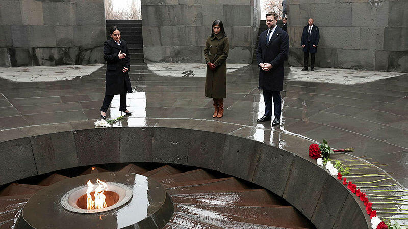 סגן נשיא ארה"ב ג'יי די ואנס מבקר באנדרטה לזכר קורבנות רצח העם הארמני בירוואן