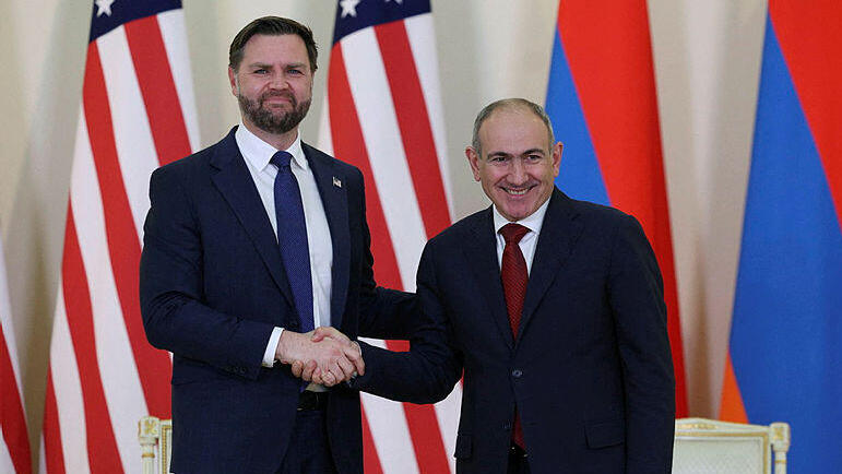 סגן נשיא ארה"ב ג'יי די ואנס לצד ראש ממשלת ארמניה ניקול פשיניאן בבירה ירוואן