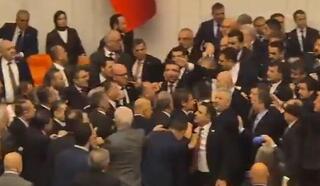 טורקיה פרלמנט קרב אגרופים בין מחוקקים בעקבות מינוי התובע של איסטנבול ל שר המשפטים