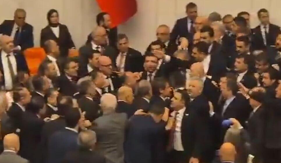 טורקיה פרלמנט קרב אגרופים בין מחוקקים בעקבות מינוי התובע של איסטנבול ל שר המשפטים