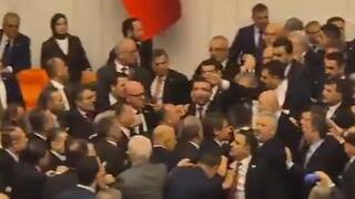 טורקיה פרלמנט קרב אגרופים בין מחוקקים בעקבות מינוי התובע של איסטנבול ל שר המשפטים