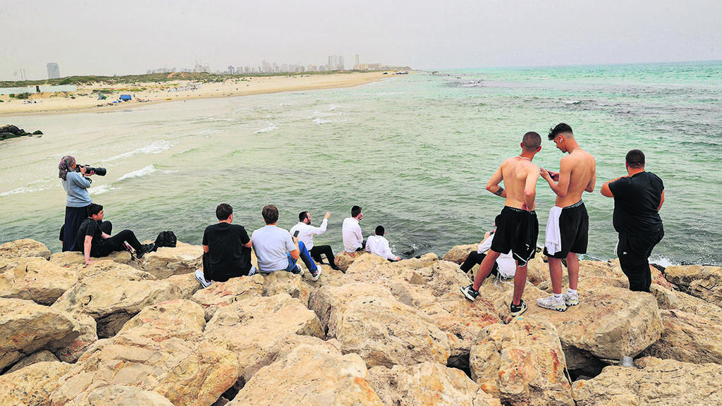 Hadera beach after the fatal attack (Photo: Elad Gershgoren) חוף חדרה, אחרי התקיפה הקטלנית של הכריש