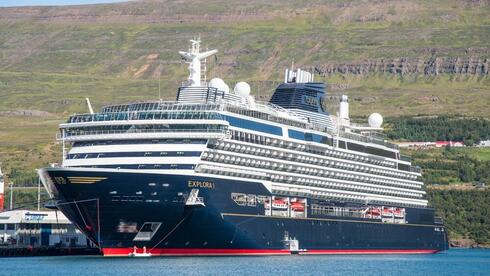 אקפסלורה 1 מול חופי איסלנד