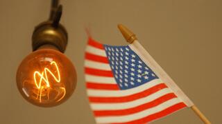 נורת החשמל שדולקת כבר 125 שנים, לצד דגל ארצות הברית