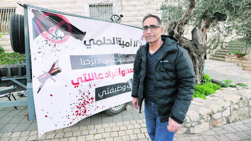 אומיה חוסיין מחוץ לביתו בדיר חנא