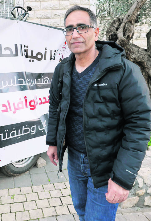 אומיה חוסיין מחוץ לביתו בדיר חנא