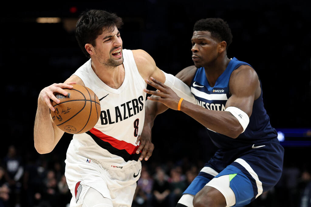 Beautiful to watch. Avdija doing his thing (Photo: Jesse Johnson/REUTERS) שחקן פורטלנד טרייל בלייזרס דני אבדיה מול שחקן מינסוטה טימברוולבס אנתוני אדווארדס