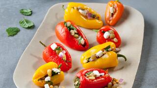 סלט עדשים בתוך פלפלים קלויים