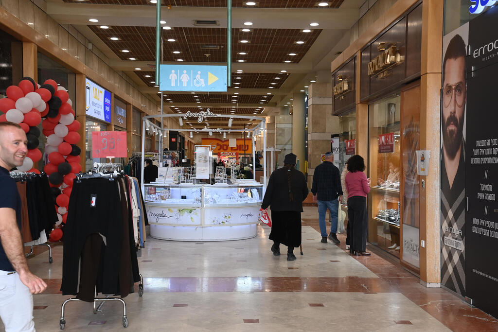 Photo: Herzl Yosef קניון ערד לאחר רכישתו על ידי חסידי גור