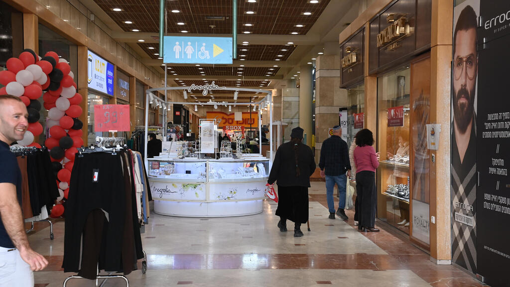 Торговый центр после покупки гурскими хасидами: изображения женщин исчезли (Фото: Герцль Йосеф) קניון ערד לאחר רכישתו על ידי חסידי גור