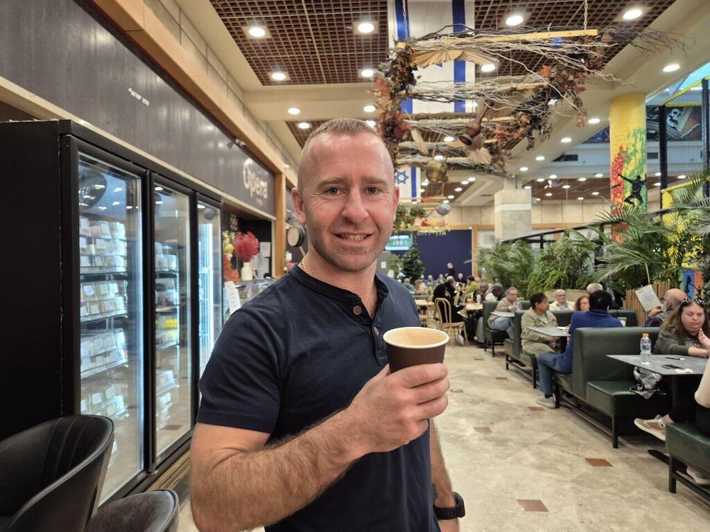 Yanai Radionov (Photo: Ilana Curiel) ינאי רדיאונוב, בעל חנות הצעצועים בקניון ערד