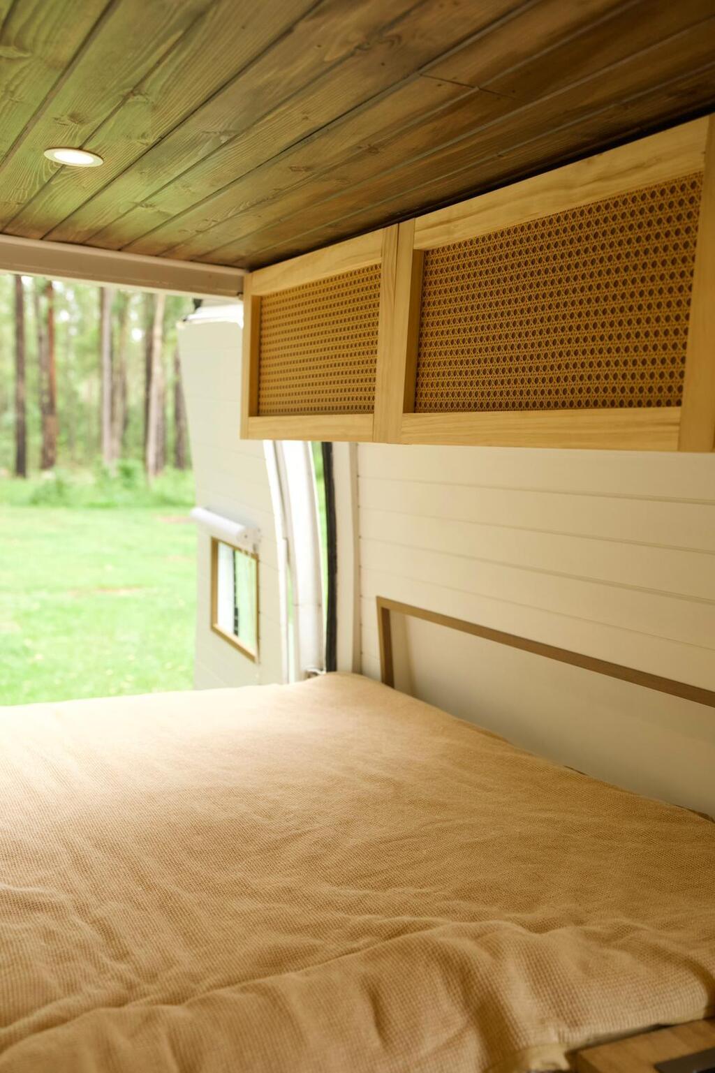 The bed with storage above it (Photo: Almog Galitzky and Omri Vaknin) גרים בוואן ששיפצו לבד