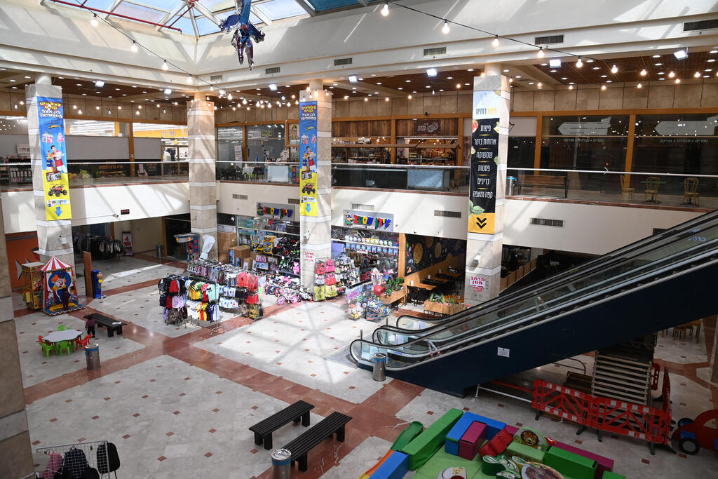 Photo: Herzl Yosef קניון ערד לאחר רכישתו על ידי חסידי גור