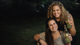 דלית רם אהרון עם שירי ביבס ז"ל, בתמונה שנוצרה באמצעות ChatGPT