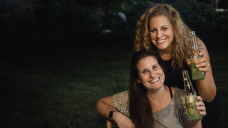 דלית רם אהרון עם שירי ביבס ז"ל, בתמונה שנוצרה באמצעות ChatGPT