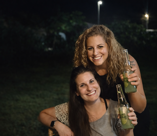 דלית רם אהרון עם שירי ביבס ז"ל, בתמונה שנוצרה באמצעות ChatGPT