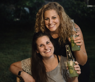 דלית רם אהרון עם שירי ביבס ז"ל, בתמונה שנוצרה באמצעות ChatGPT