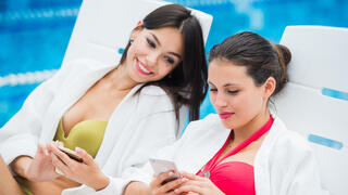 נשים עם סלולרי