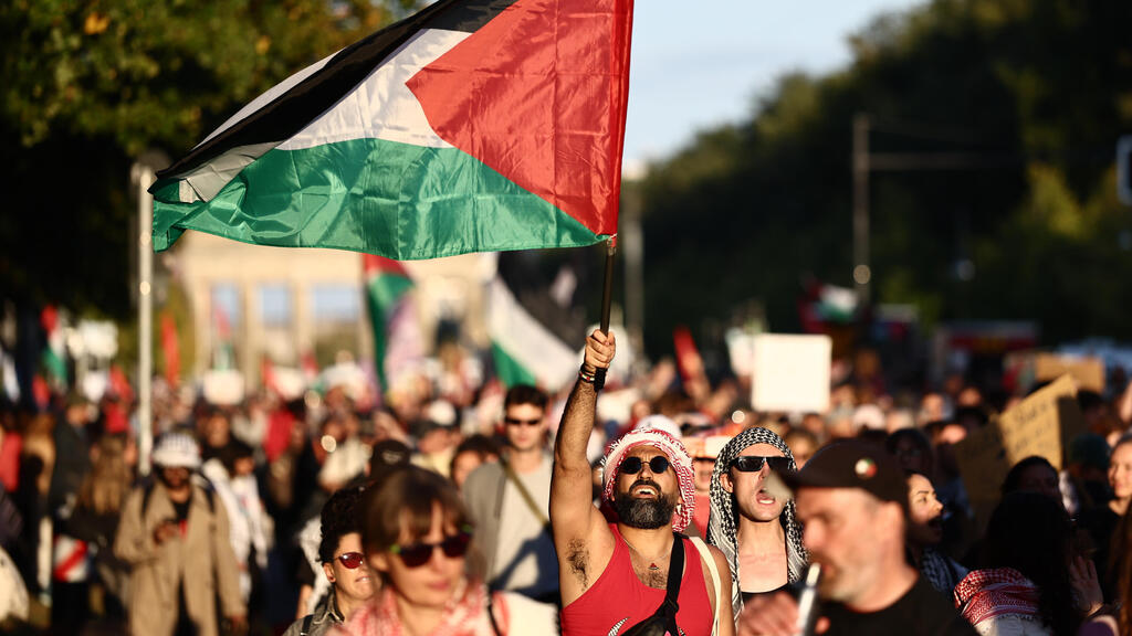 Пропалестинские демонстранты на улицах Берлина (Фото: Christoph Soeder/AP) מפגינים פרו-פלסטיניים ברחובות ברלין