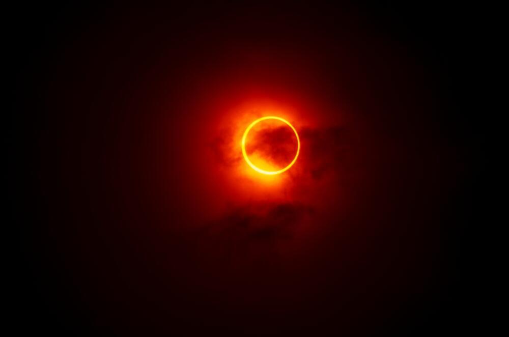 The moon does not completely cover the sun, leaving a ring of light around it. An annular solar eclipse photographed in Tokyo in 2012 (Photo: unitaro/Shutterstock) הירח לא מסתיר את כל השמש, ונשארת טבעת של אור סביבו. ליקוי חמה טבעתי שצולם מטוקיו ב-2012