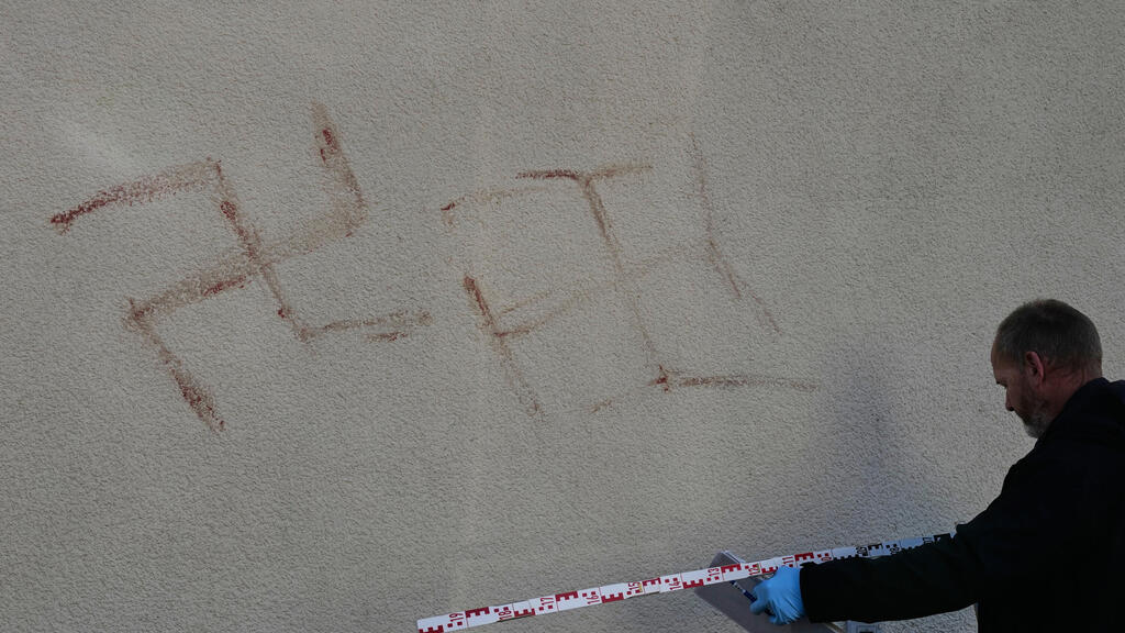 צלבי קרס שצוירו על קיר בית בעיר הנאו שבגרמניה