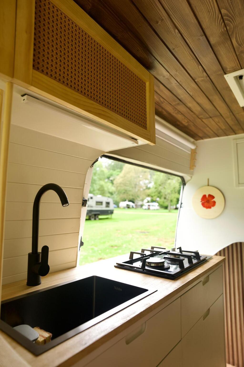 Use of wood and rattan to create a warm feel (Photo: Almog Galitzky and Omri Vaknin) גרים בוואן ששיפצו לבד