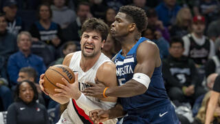 שחקן פורטלנד טרייל בלייזרס דני אבדיה מול שחקן מינסוטה טימברוולבס אנתוני אדווארדס